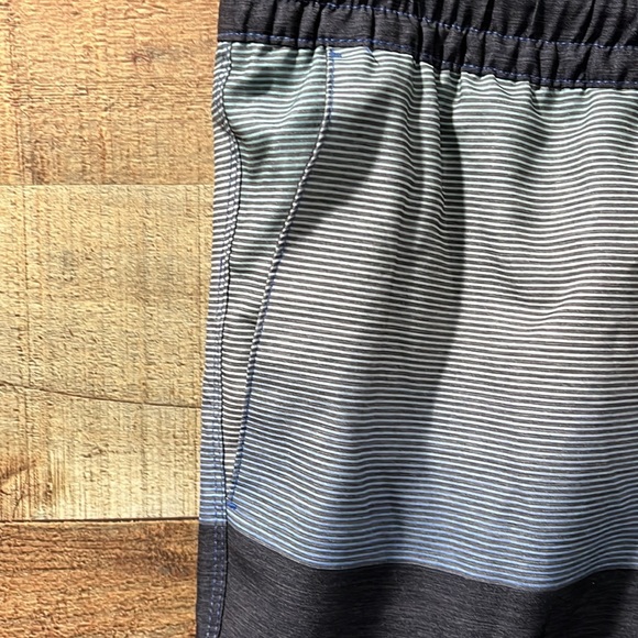Hurley swim trunks men's medium - Picture 3 of 7